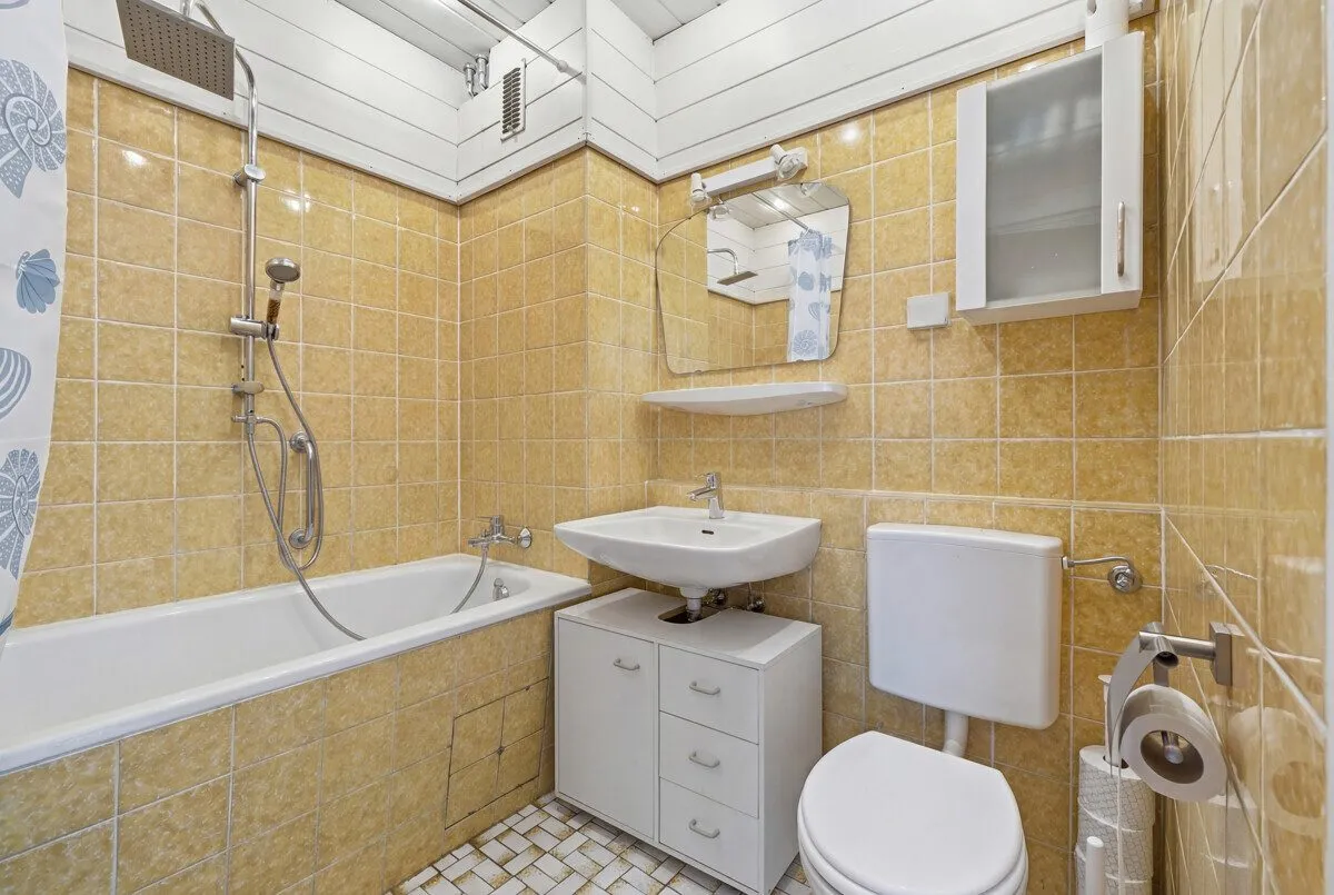 Immobilienangebot - Refrath - Alle - Mehrfamilienhaus mit Potenzial und 7 Eigentumswohnungen!