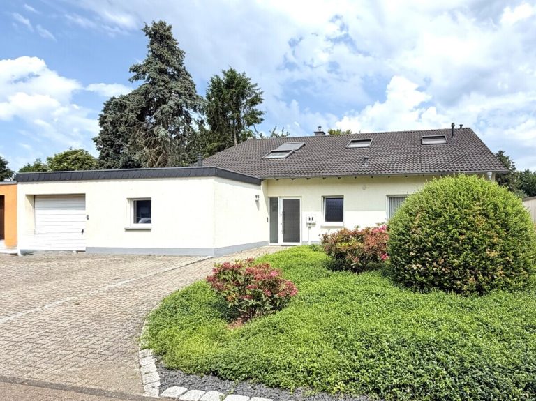 Immobilienangebot - Bedburg - Alle - Freistehendes Einfamilienhaus mit großem Grundstück!