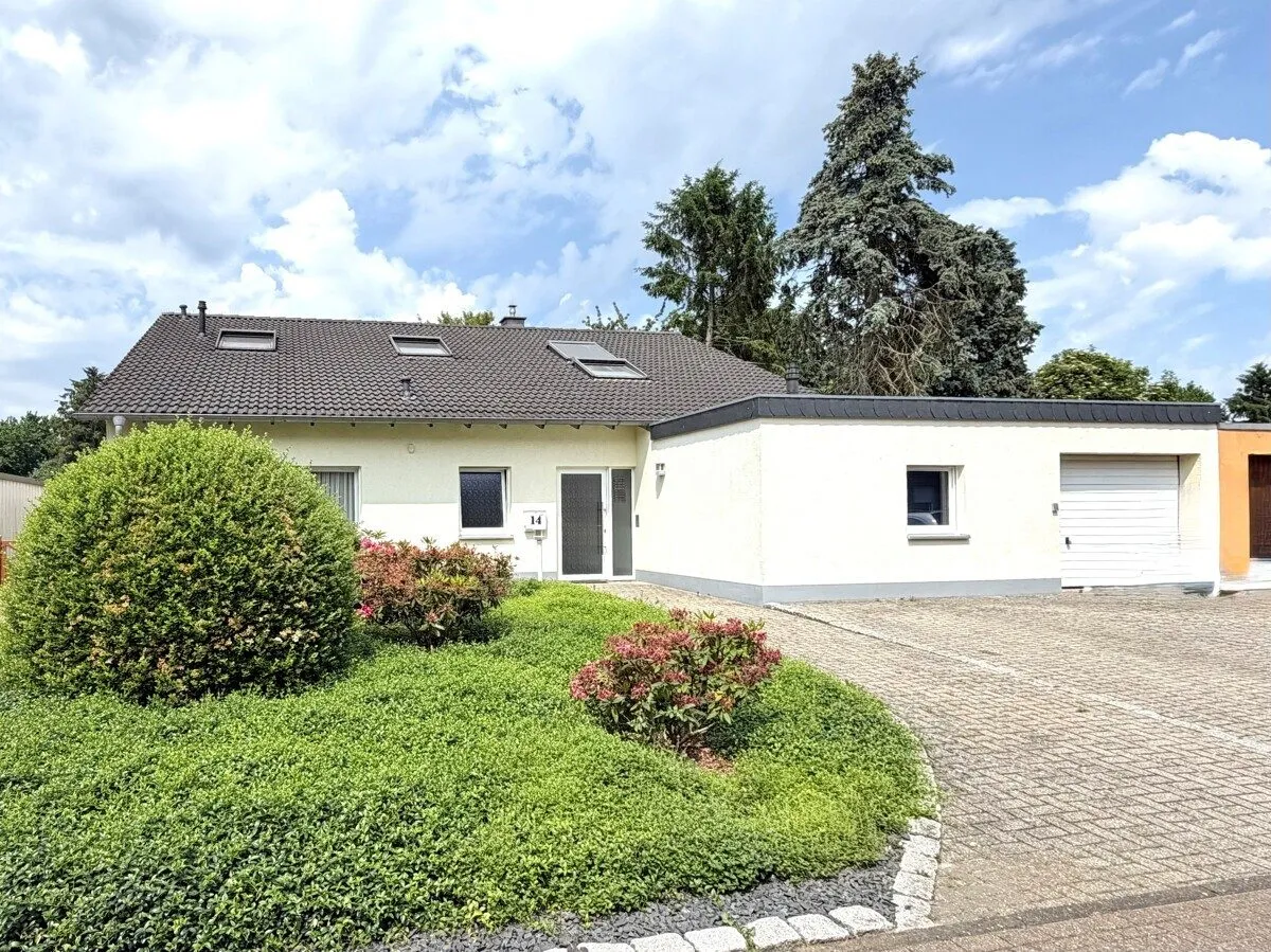Immobilienangebot - Bedburg - Alle - Freistehendes Einfamilienhaus mit großem Grundstück!