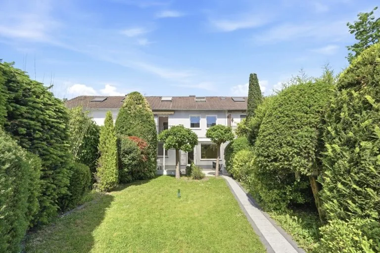 Immobilienangebot - Köln - Alle - Einfamilienhaus mit Potenzial und Garagen!