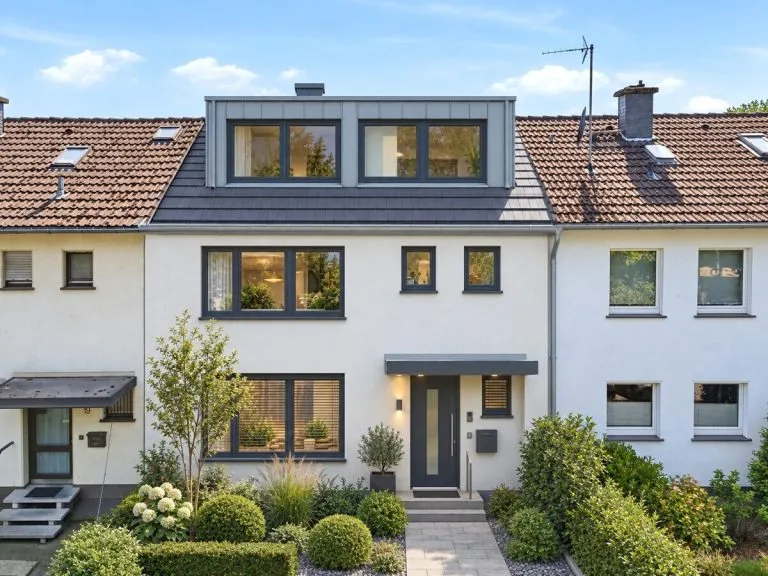 Immobilienangebot - Köln - Alle - Schönes Einfamilienhaus mit Potenzial und Garagen!